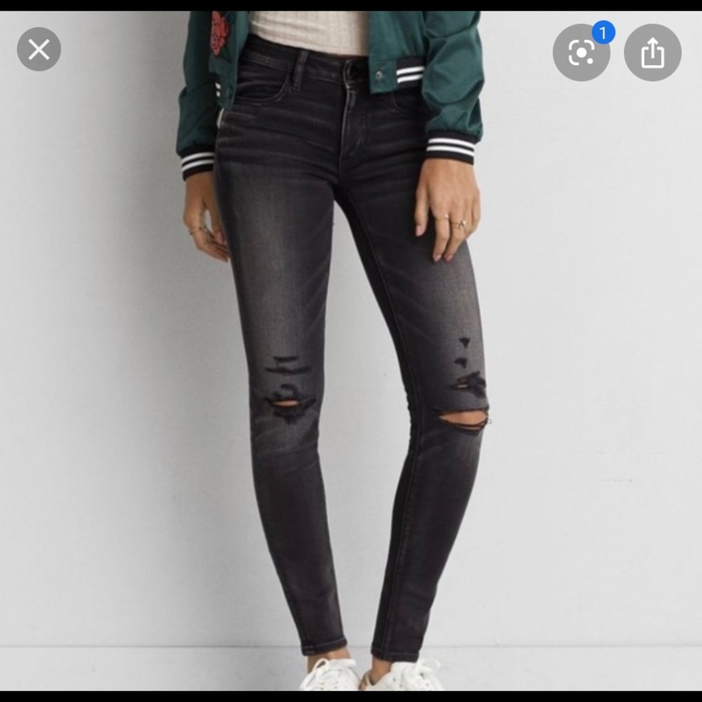AMERICAN EAGLE DISTRESSED JEANS